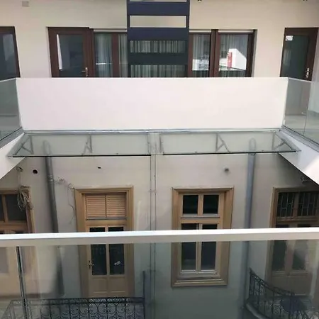 Apartmán Luxury Cozy 2 Bdr Downtown Apt.5 *